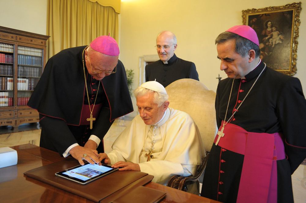 Papa Benedicto XVI con iPad, junio de 2011